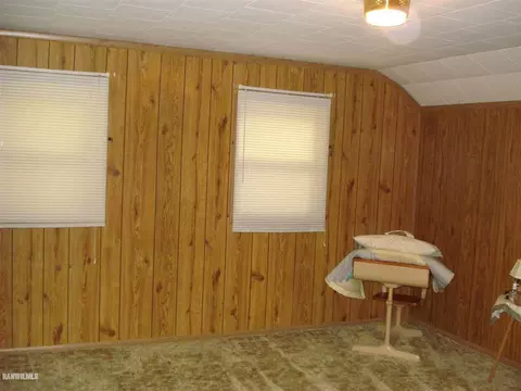 527 E Center St, Freeport, IL 61032 photo 8