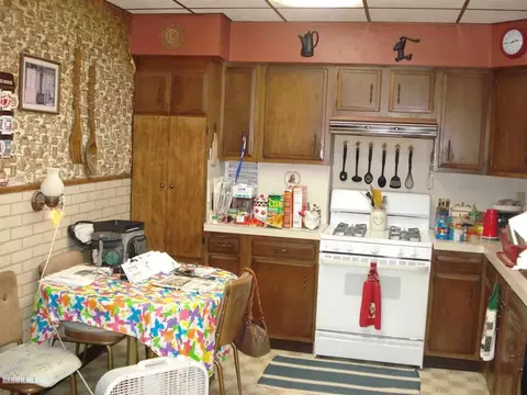 527 E Center St, Freeport, IL 61032 photo 4
