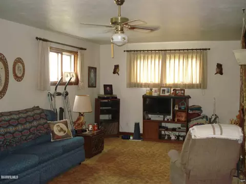 527 E Center St, Freeport, IL 61032 photo 2