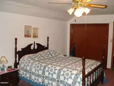 527 E Center St, Freeport, IL 61032 photo 7