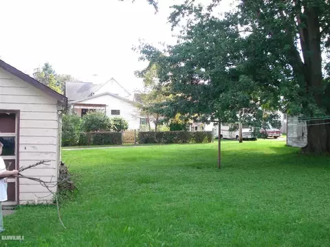 527 E Center St, Freeport, IL 61032 photo 10