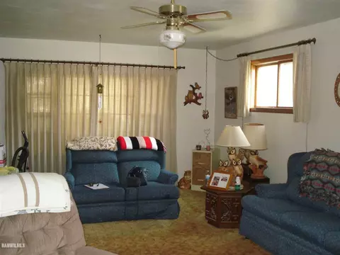 527 E Center St, Freeport, IL 61032 photo 3