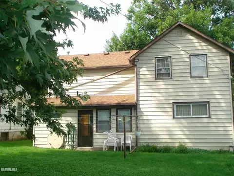 527 E Center St, Freeport, IL 61032 photo 11