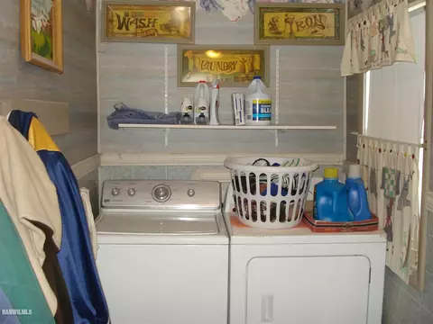 527 E Center St, Freeport, IL 61032 photo 5