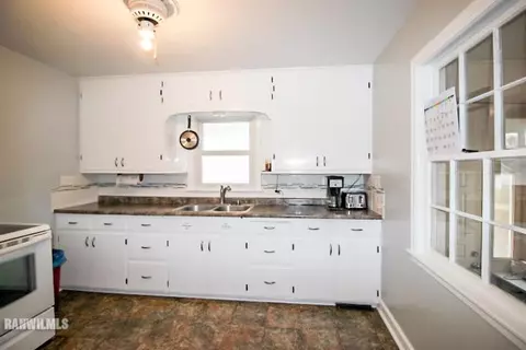 908 S 17th Ave, Freeport, IL 61032 photo 5
