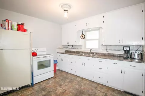 908 S 17th Ave, Freeport, IL 61032 photo 4