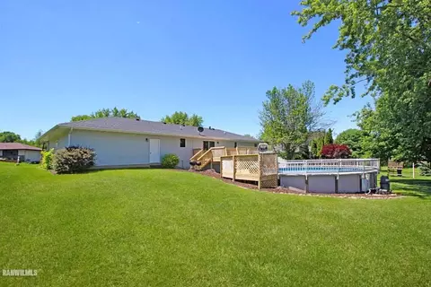 2114 Cimarron Dr, Freeport, IL 61032 photo 2