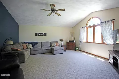 2114 Cimarron Dr, Freeport, IL 61032 photo 4