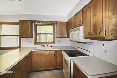 2001 W Laurel St, Freeport, IL 61032 photo 9