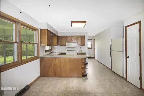 2001 W Laurel St, Freeport, IL 61032 photo 5