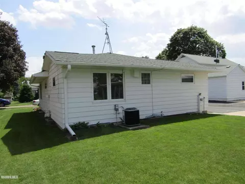 121 W Dame Ave, Lanark, IL 61046 photo 4