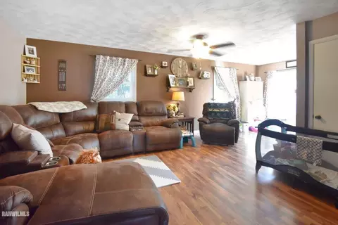 1423 Mark Dr, Freeport, IL 61032 photo 4