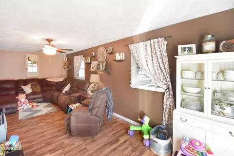 1423 Mark Dr, Freeport, IL 61032 photo 6