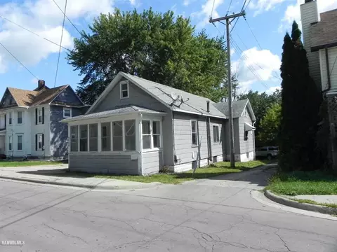 1021 S Float Ave, Freeport, IL 61032 photo 2