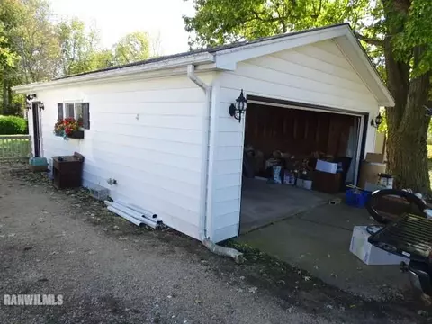 1326 Il Route 75 E, Freeport, IL 61032 photo 4