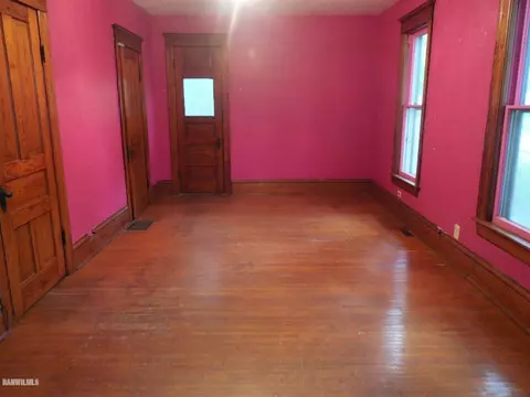 621 E Pleasant St, Freeport, IL 61032 photo 4