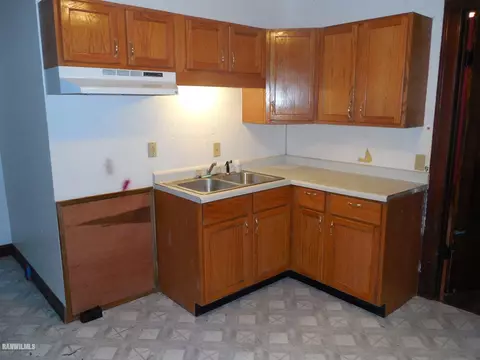 621 E Pleasant St, Freeport, IL 61032 photo 2