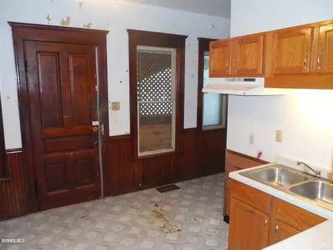 621 E Pleasant St, Freeport, IL 61032 photo 3