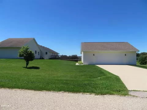 1946 Springbrook Dr, Freeport, IL 61032 photo 2