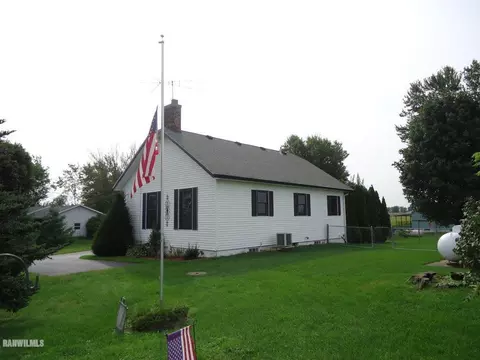 1983 W Becker School Rd, Freeport, IL 61032 photo 2