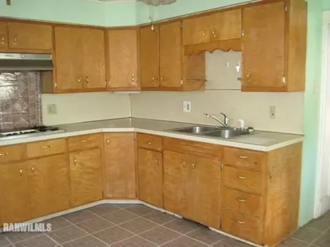 807 S Walnut Ave, Freeport, IL 61032 photo 4