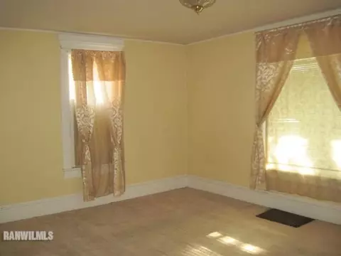 807 S Walnut Ave, Freeport, IL 61032 photo 2
