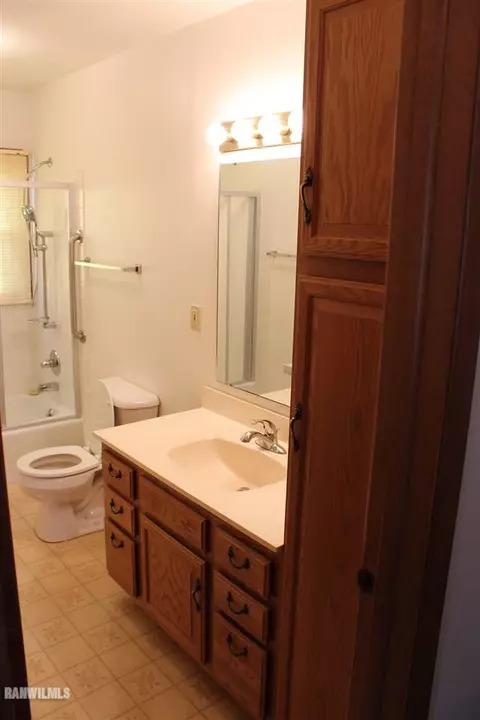 3243 W Knox Dr, Freeport, IL 61032 photo 11