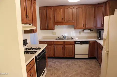 3243 W Knox Dr, Freeport, IL 61032 photo 12
