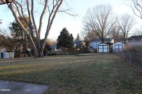 3243 W Knox Dr, Freeport, IL 61032 photo 2