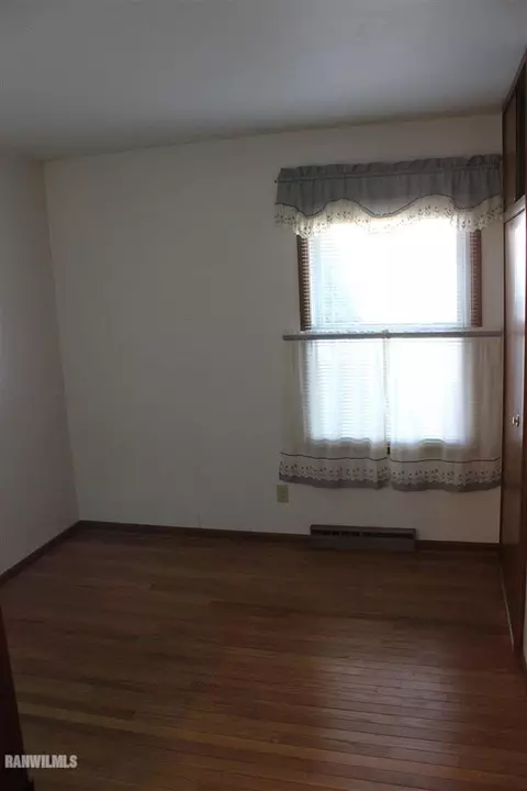 3243 W Knox Dr, Freeport, IL 61032 photo 4