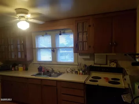 516 W Dewey, Freeport, IL 61032 photo 10