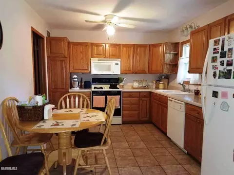 3385 W Loras Dr, Freeport, IL 61032 photo 9