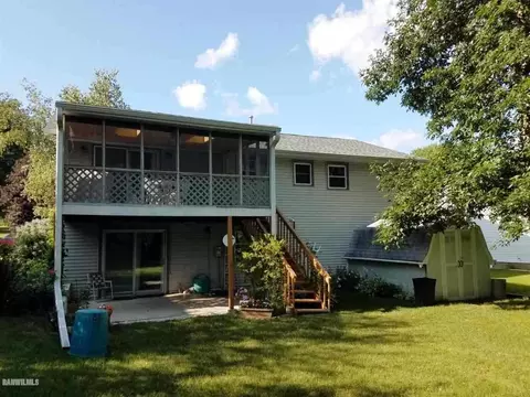 3385 W Loras Dr, Freeport, IL 61032 photo 2