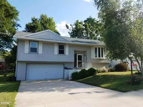 3385 W Loras Dr, Freeport, IL 61032 photo 1