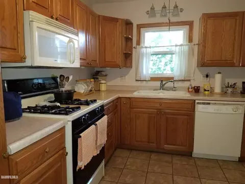 3385 W Loras Dr, Freeport, IL 61032 photo 10