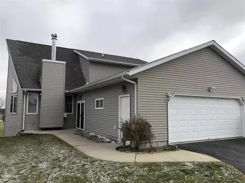 7695 E Winneshiek Rd, Ridott, IL 61067 photo 1