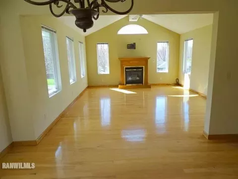 2426 Glenview Dr, Freeport, IL 61032 photo 14