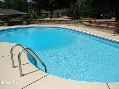 2426 Glenview Dr, Freeport, IL 61032 photo 4