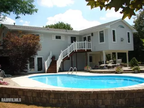 2426 Glenview Dr, Freeport, IL 61032 photo 2