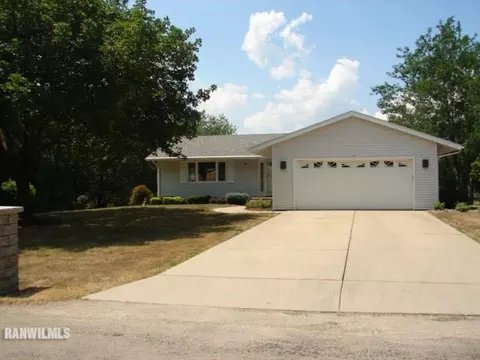 2426 Glenview Dr, Freeport, IL 61032 photo 1