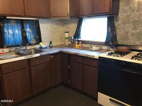 418 W Spring St, Freeport, IL 61032 photo 6