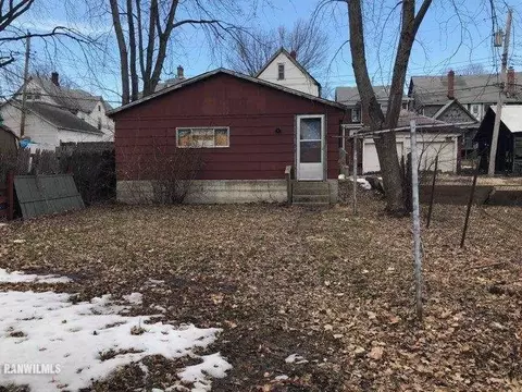 418 W Spring St, Freeport, IL 61032 photo 2