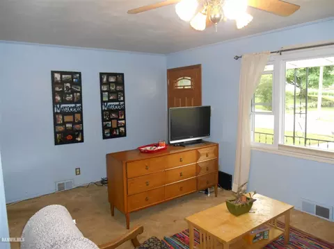 852 Monroe Dr, Freeport, IL 61032 photo 2