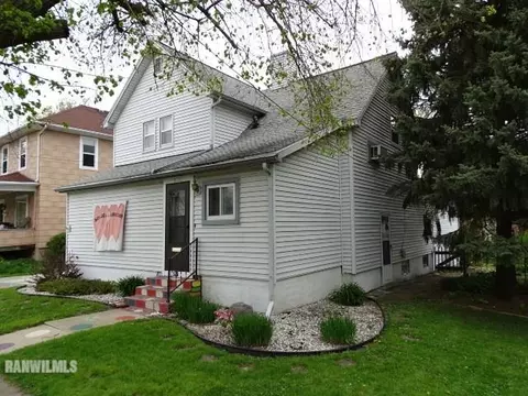 528 E Illinois, Freeport, IL 61032 photo 2