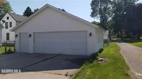 803 E Center St, Freeport, IL 61032 photo 3