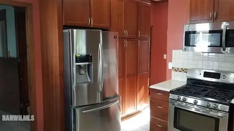 803 E Center St, Freeport, IL 61032 photo 7
