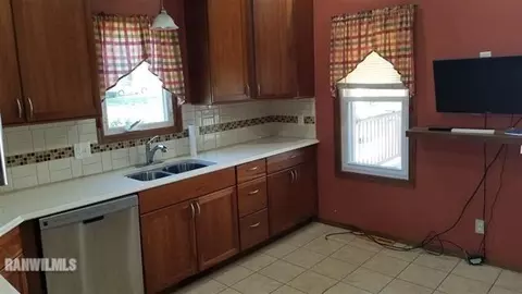 803 E Center St, Freeport, IL 61032 photo 5