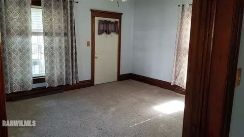 803 E Center St, Freeport, IL 61032 photo 4