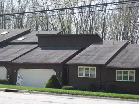 2913 W Brookview, Freeport, IL 61032 photo 1