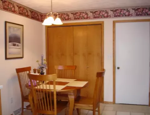 1920 Comanche Ct, Freeport, IL 61032 photo 3